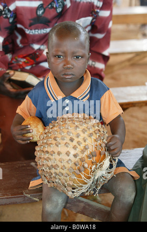 Ragazzo con un battito di zucca in un servizio di chiesa, Garoua, Camerun, Africa Foto Stock