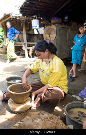 Donna creazione di un vaso di creta nel metodo tradizionale, Banyumulek, Isola di Lombok, Lesser Sunda Islands, Indonesia Foto Stock