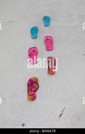 Flip-flop o sandali in sabbia, Isola di Lombok, Lesser Sunda Islands, Indonesia Foto Stock