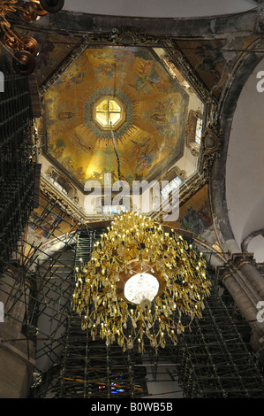 Vista interna, lampadario e soffitto dipinto, vecchia Basilica Guadalupe, chiesa di Città del Messico, Messico, Nord America Foto Stock