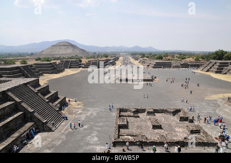 La Piramide del Sole, a Plaza de la Luna, Calzada de los Muertos, Avenue dei morti, Teotihuacan, Messico, America del Nord Foto Stock