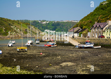 La città vecchia porto Fishguard Pembrokeshire con la bassa marea Foto Stock