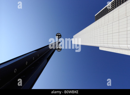 Lampione ed il grattacielo, Francoforte Hesse, Germania, Europa Foto Stock