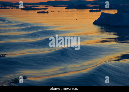 Le onde a crepuscolo, iceberg, Kangia Fjord, Jakobshaven, Ilulissat Foto Stock