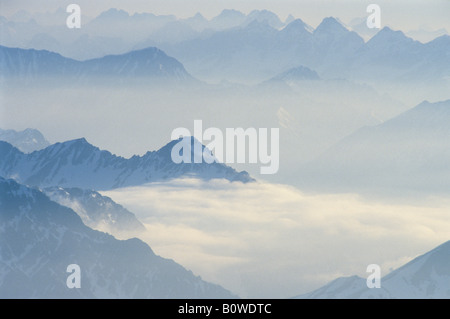 Vista dalla cima del monte. Zugspitze, gamma di Wetterstein, Baviera, Germania, Europa Foto Stock