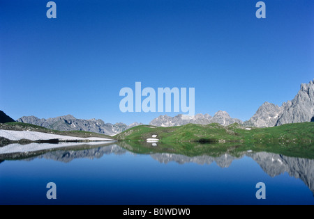 Le montagne si riflette nel lago vicino Seewiessee Memminger Huette rifugio alpino, Alpi Lechtal, Tirolo, Austria, Europa Foto Stock