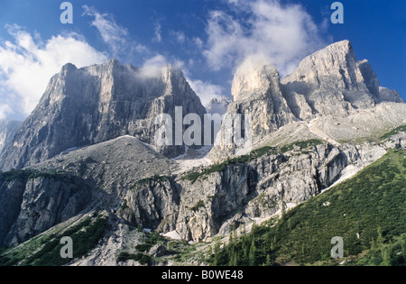 Gruppo di montagne frastagliate rand nuvole sottili, Dolomiti, Bolzano, Italia, Europa Foto Stock