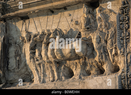 Bassorilievo in pietra, l'Arco di Tito, Forum Romanum, Foro Romano, Roma, Lazio, Italia Foto Stock