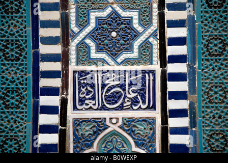 Piastrelle blu decorato con scrittura araba, Shah e Sinde necropoli, Samarcanda, Uzbekistan in Asia centrale Foto Stock