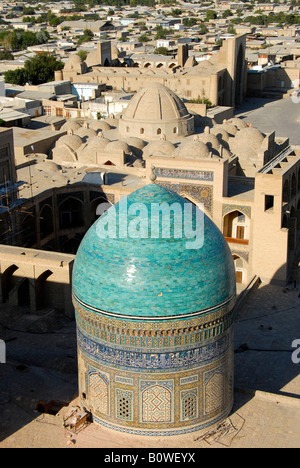 Blu turchese brillante cupola della Miri-Arab Madrasah e vista di Buchara, Uzbekistan in Asia centrale Foto Stock