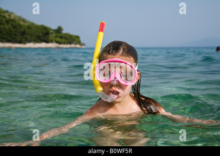 Bambina indossa una maschera subacquea e snorkeling, Croazia, Europa Foto Stock