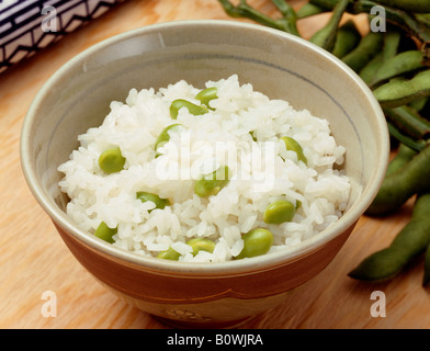 Ciotola di riso al vapore con edamame Foto Stock