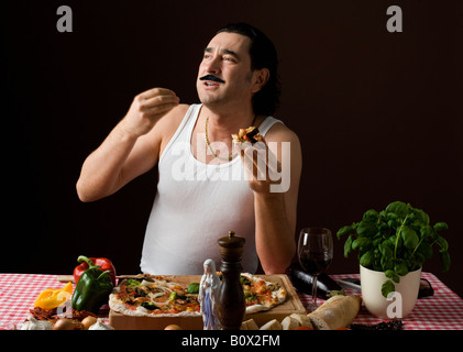 Stereotipato uomo italiano di mangiare la pizza e gesti con le mani Foto Stock