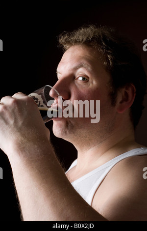 Ritratto di profilo di un stereotipati di inglese di bere una pinta Foto Stock