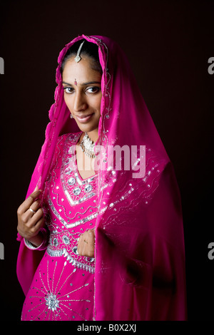 Una Donna vestita in un tradizionale abbigliamento indiano Foto Stock