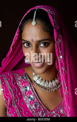 Una Donna vestita in un tradizionale abbigliamento indiano Foto Stock