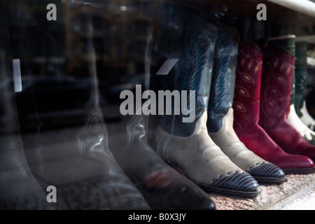 Una fila di stivali da cowboy Foto Stock