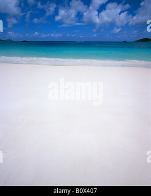 Idilliaco paesaggio marino, Whitehaven Beach, Whitsunday Island, Queensland, Australia Foto Stock