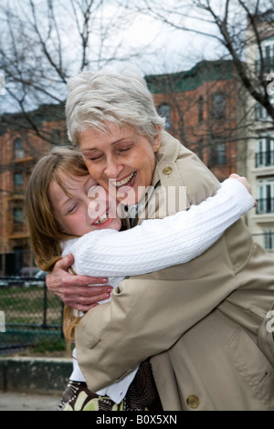 Nonna e nipote avvolgente Foto Stock