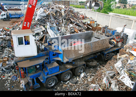 Frantumato su auto junkyard Foto Stock