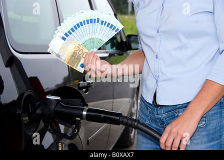 Simbolico per caro prezzo della benzina Foto Stock