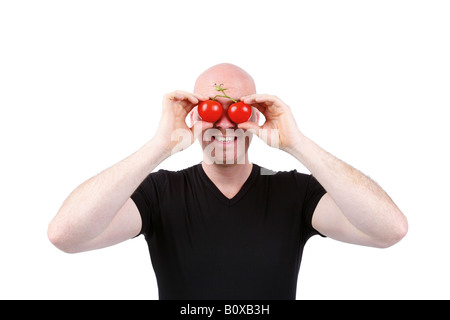 Testa calva uomo ha i pomodori di fronte ai suoi occhi Foto Stock