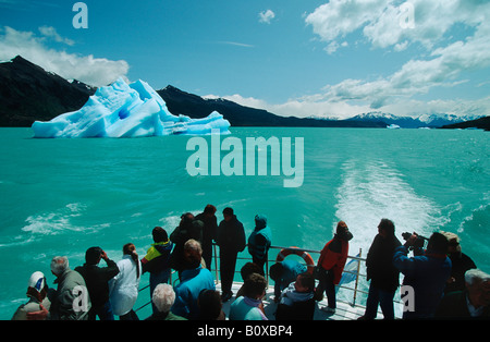 I turisti in una boat sul Lago Argentino, Argentina, Patagonia, Nationalpar Los Glaciares Foto Stock