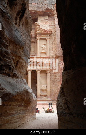 Vista dal canyon come Siq AL TESORO KHAZNEH Nabataean antica città Petra Giordania Arabia Foto Stock