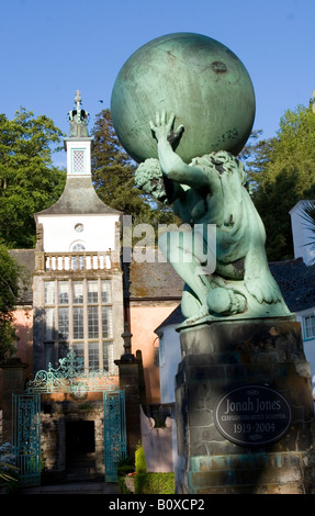 Statua di Ercole da William Brodie in Portmeirion Italianamente villaggio modello progettato da architetto Sir Clough Williams-Ellis Foto Stock