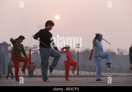 Facendo cinese Tai Chi su di una piazza al mattino presto, Cina Shanghai Foto Stock