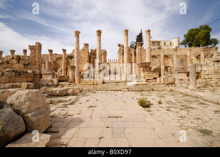 Propylaeum e passi al tempio di Artemide in rovine di Jerash romano città Decapoli dating da 39 a 76 AD Giordania Arabia Foto Stock