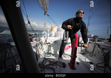 Sailor Sam Davies visto winching a bordo del Roxy sessanta piedi Transat yacht prima della gara da Plymouth, Devon, a Boston, Stati Uniti d'America. Foto Stock