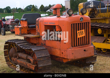 Vecchio Orange via Marshall trattore Caterpillar a Smallwood Vintage Rally Cheshire England Regno Unito Regno Unito Foto Stock