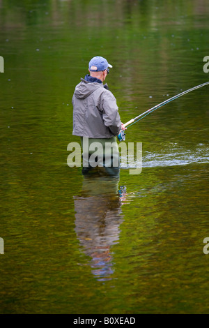 Fisherman Pesca al salmone sul Culter beat, Riverside, fiume Dee vicino a Aberdeen, Aberdeenshire, Regno Unito Foto Stock