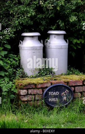 Bidoni per il latte vicino a Acton Scott Shropshire Foto Stock