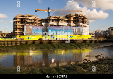 Costruzione di nuovi appartamenti vicino al fiume Colne a Colchester. Foto Stock