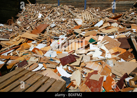 Legno in attesa di riciclaggio Foto Stock