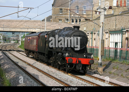 48151 Stanier 8F sulla linea principale della costa occidentale a Carnforth tornando da Carlisle con un coach di supporto. Foto Stock