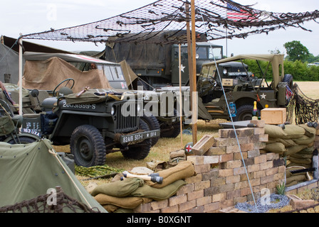 Tre Esercito degli Stati Uniti di jeep e di un Reo M35 Carrello a mimetizzata Camp a Smallwood Vintage Rally Cheshire England Regno Unito Foto Stock