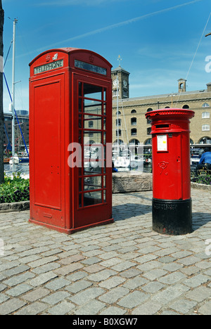 Vecchia casella postale e telefono pubblico Foto Stock