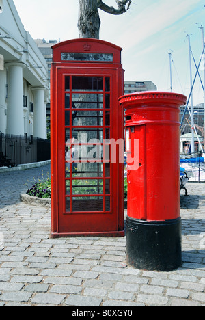 Vecchia casella postale e telefono pubblico Foto Stock