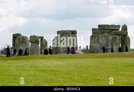I turisti a piedi attorno a Stonehenge nel Wiltshire Foto Stock