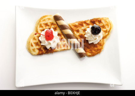 Waffle con panna montata, vista in elevazione Foto Stock