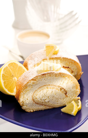 Swiss roll riempita con crema di limone Foto Stock