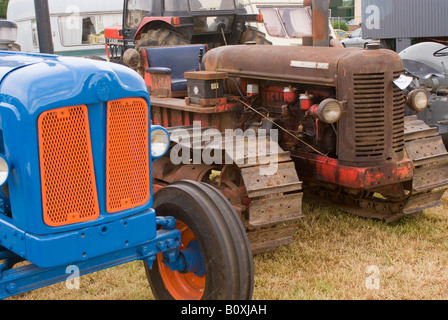 Vecchio arrugginito David Brown Caterpillar Tractor con il radiatore del trattore a Smallwood Vintage Rally Cheshire England Regno Unito Regno Unito Foto Stock