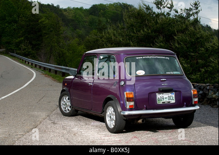 Classic Mini Cooper S equinozio parcheggiato sul ciglio della strada Foto Stock