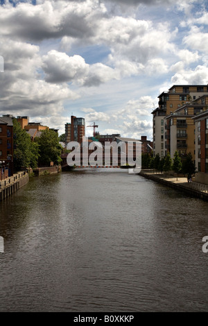 Vista di Leeds che corre lungo il fiume aire Foto Stock