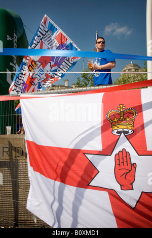 Glasgow Rangers ventola con Union Jack flag in piedi dietro un Ulster mano rossa bandiera a Manchester finale di Coppa UEFA 14 Maggio 2008 Foto Stock