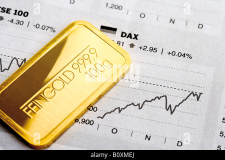 Barra color oro e quotidiano finanziario Foto Stock