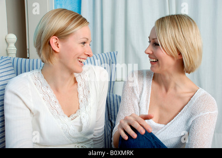 Due donne bionda, ridendo, ritratto Foto Stock